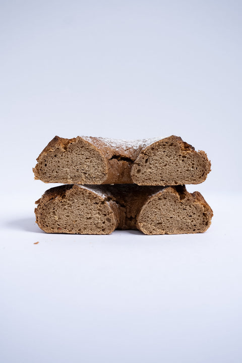 Ein Roggenmischbrot in Form eines Zwiebelringes aufgeschnitten