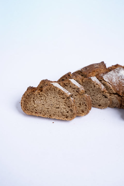Ein Roggenmischbrot in Form eines Zwiebelringes in Scheiben